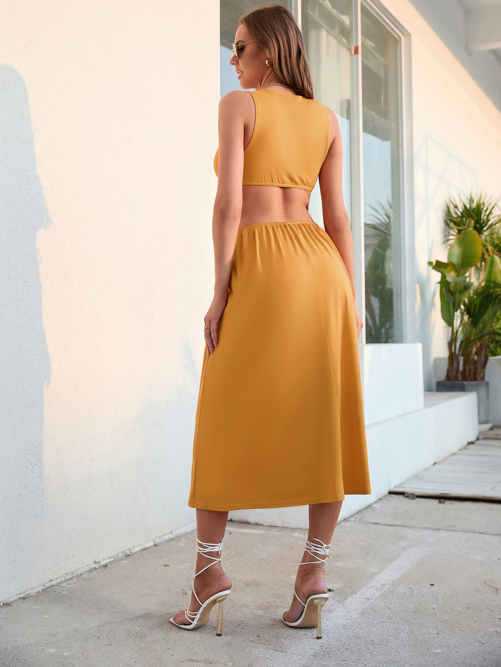 Robe mi-longue sans manches décolleté découpé asymétrique - Chic&Shines