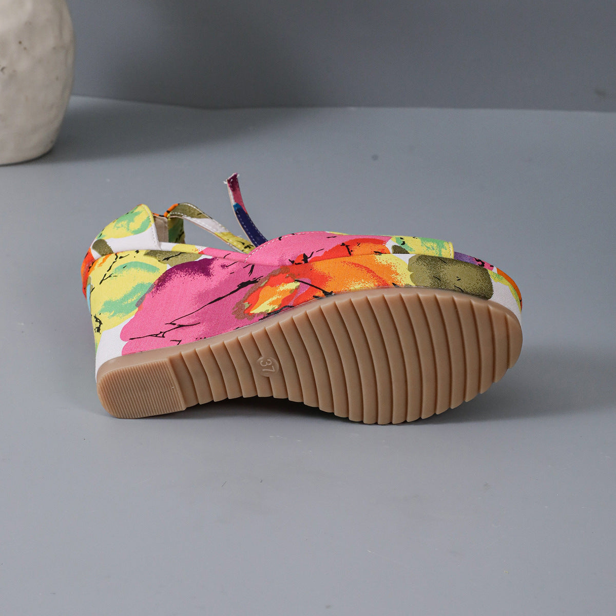 Chaussure compensée à bout ouvert multicolore