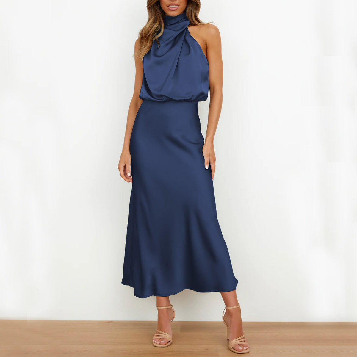 Robe longue col haut sans manches design