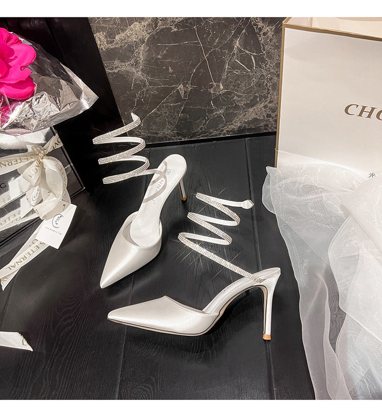 Escarpins à talons aiguilles à lanière en strass