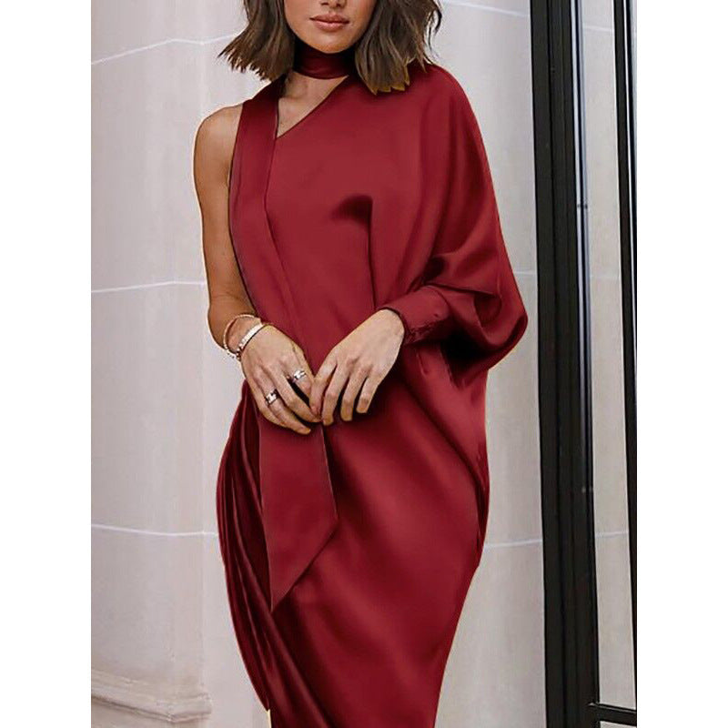 Robe longue plissée à une épaule et fente latérale
