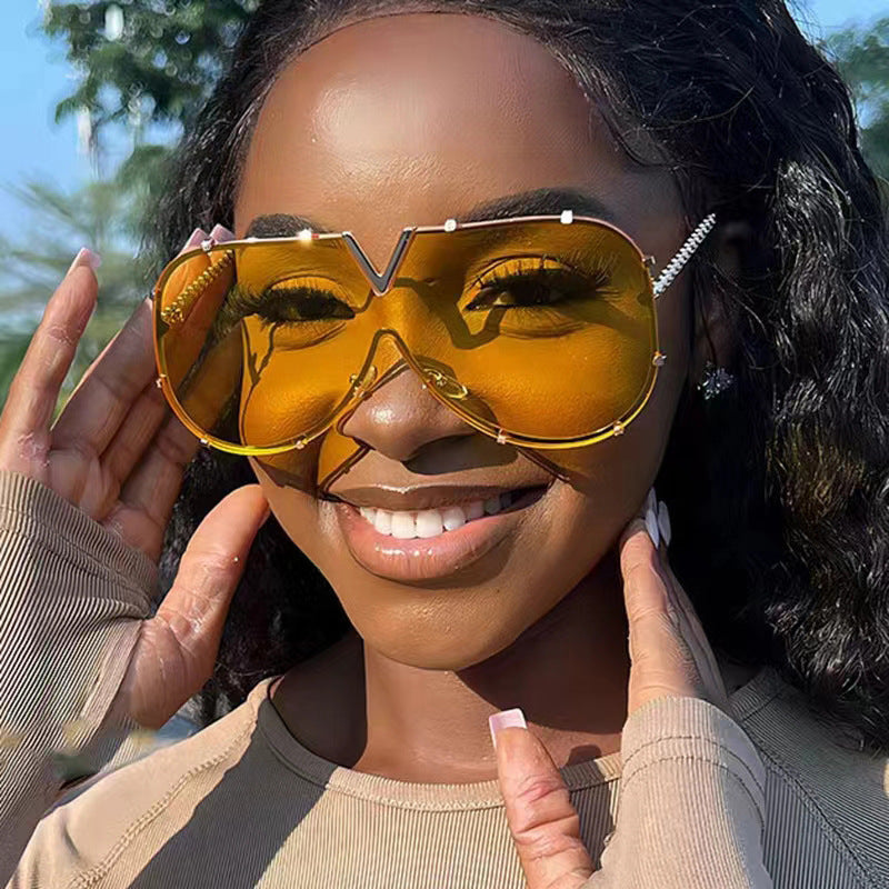 Lunette de soleil V avec rivets en métal