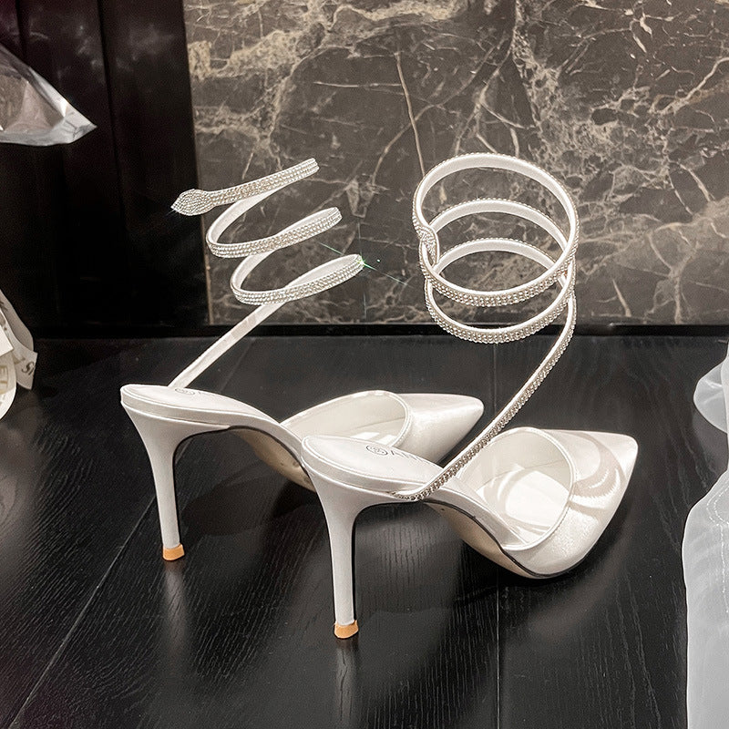 Escarpins à talons aiguilles à lanière en strass