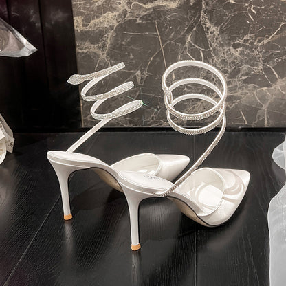 Escarpins à talons aiguilles à lanière en strass