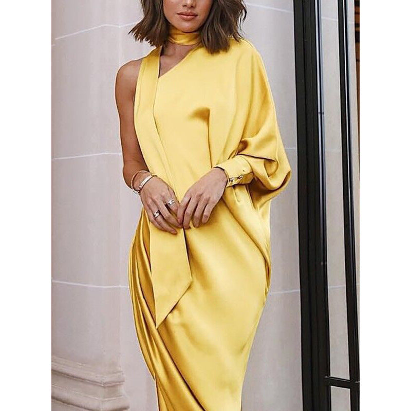 Robe longue plissée à une épaule et fente latérale