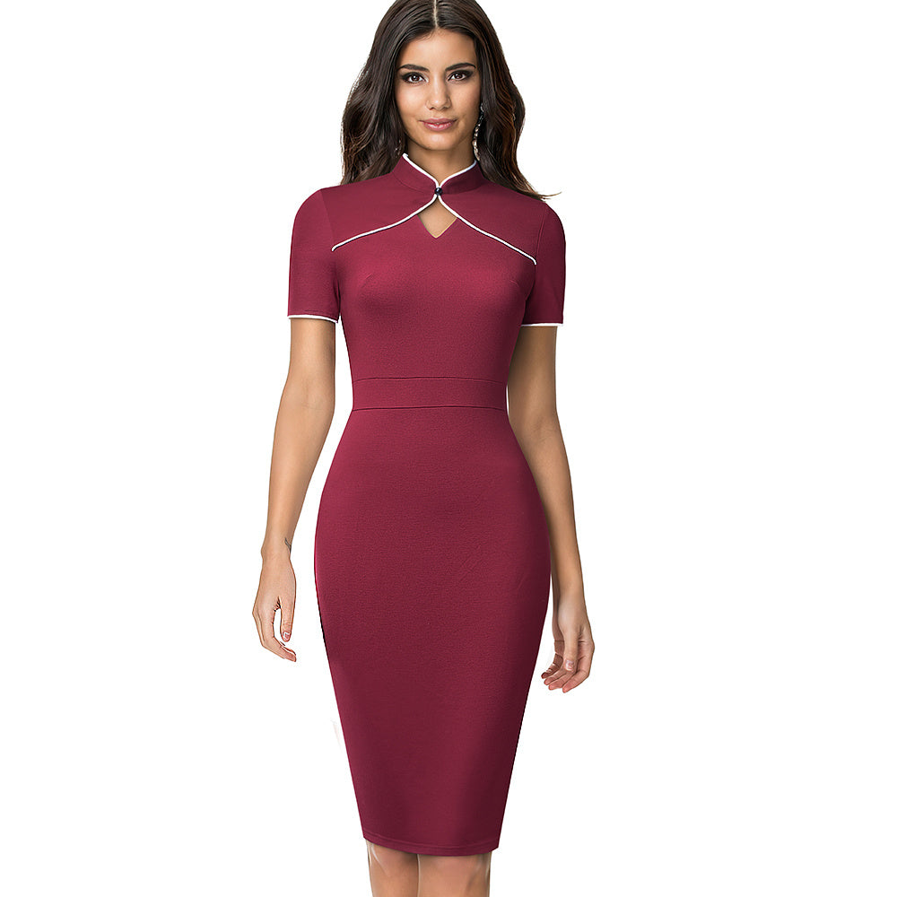 Robe courte rétro à col montant et coupe ajustée
