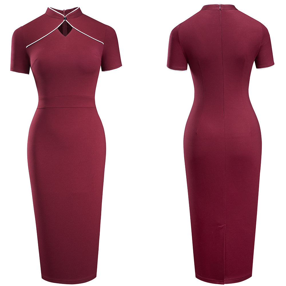 Robe courte rétro à col montant et coupe ajustée