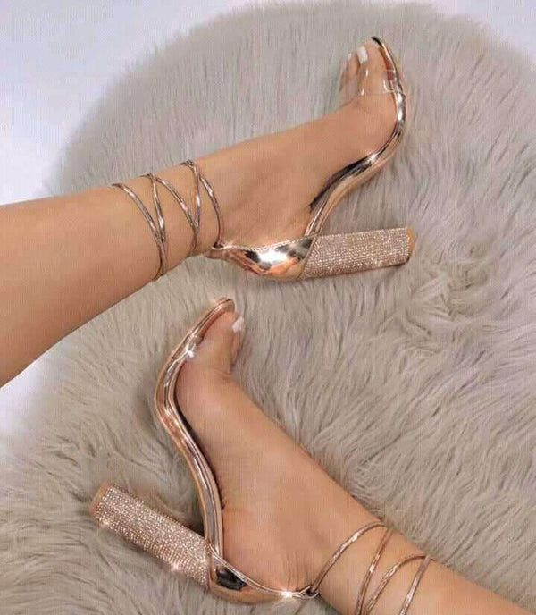 Talons hauts en strass avec brides transparentes