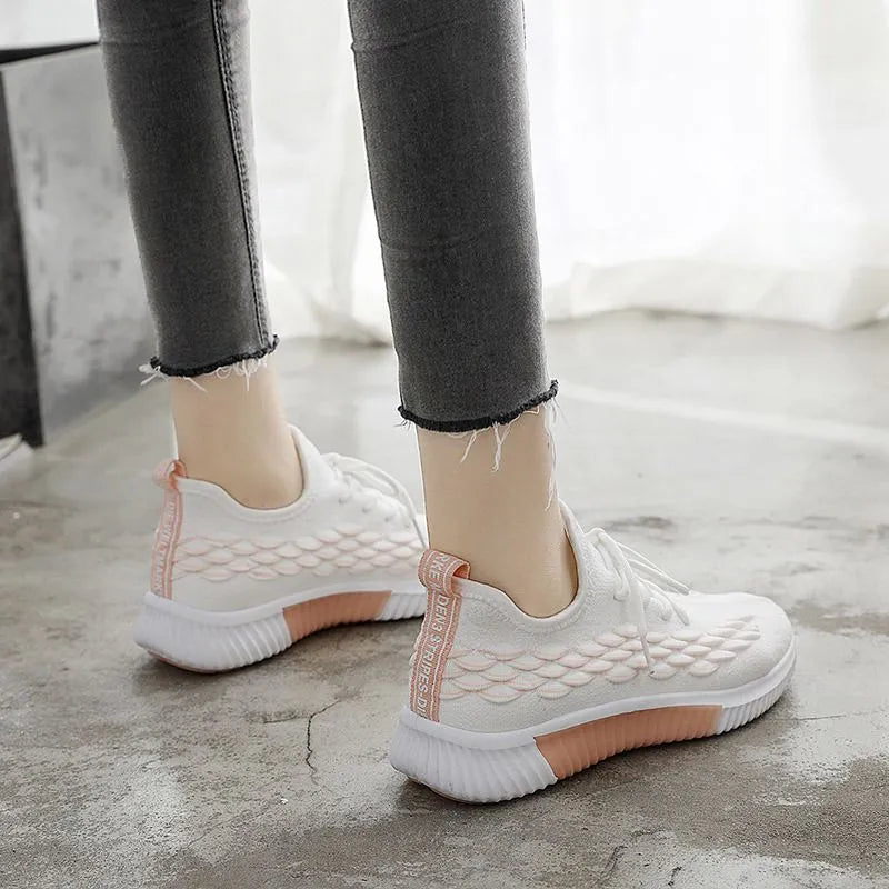 Lightweight, flexible and breathable lace-up sneakers