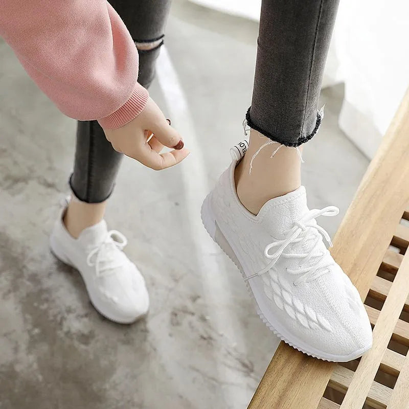 Lightweight, flexible and breathable lace-up sneakers