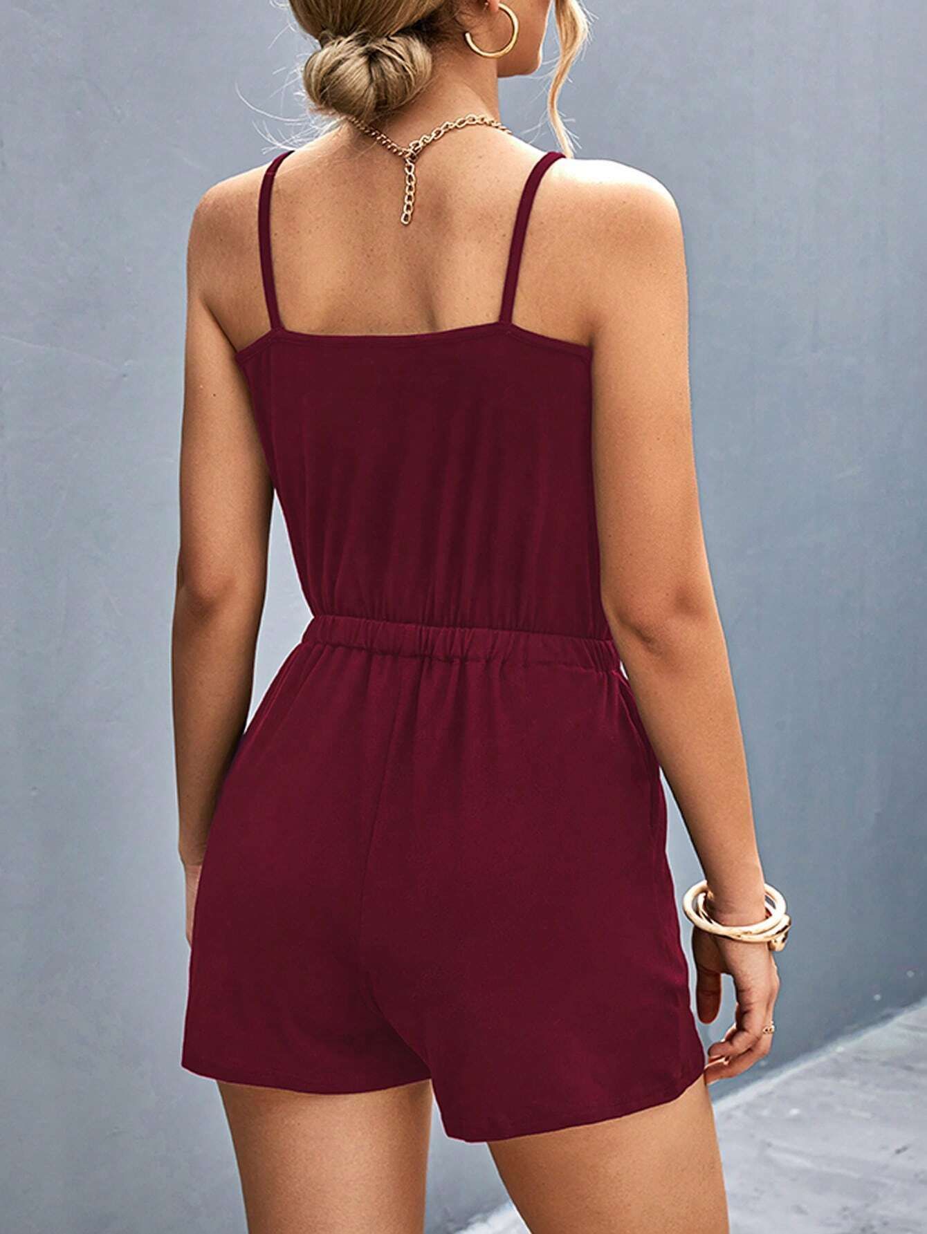 Combinaison short à bretelles métalliques