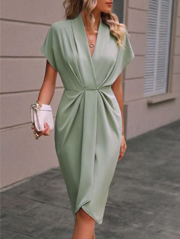 Robe mi-longue plissée col V manches courtes