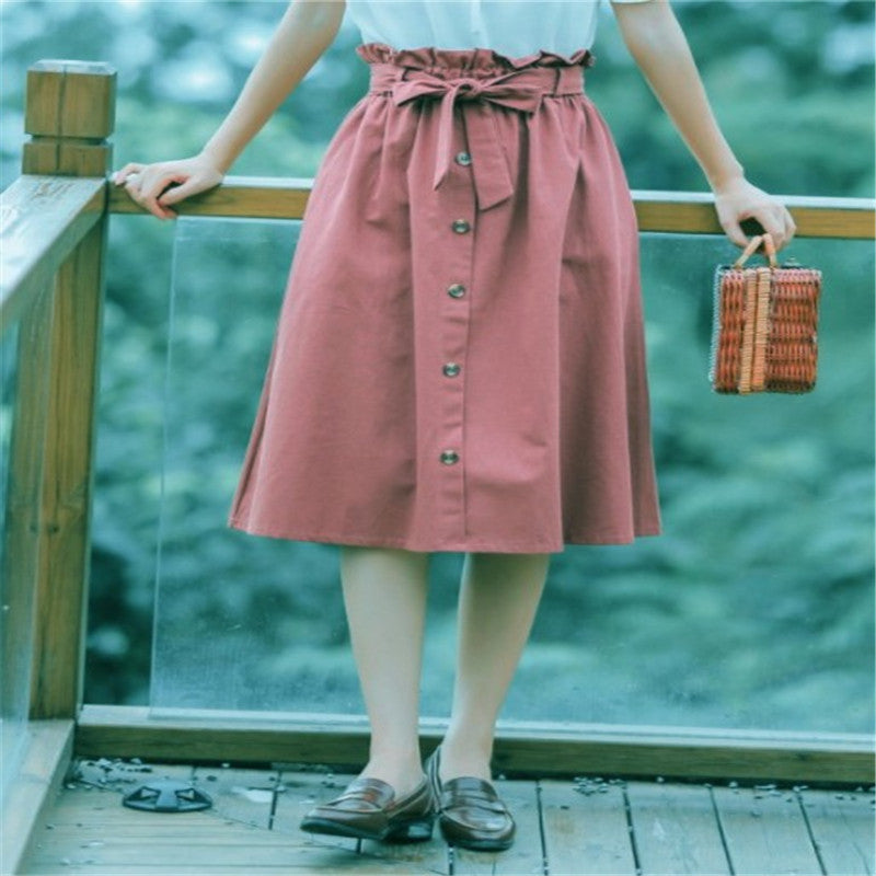 Jupe courte taille haute boutonnée avec ceinture