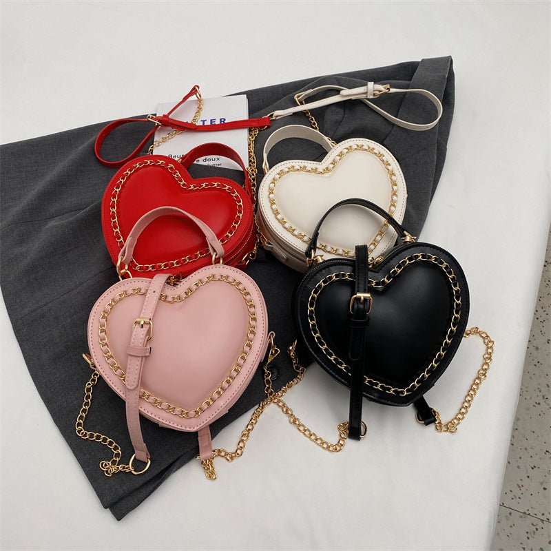 Sac à main bandoulière avec chaîne forme coeur