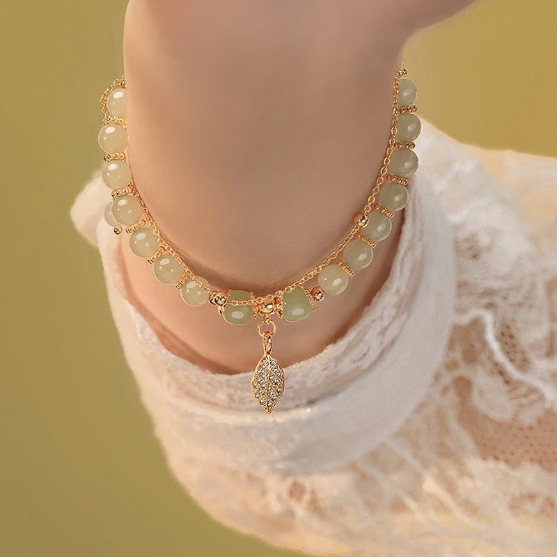Bracelet perles chinoises et pendentif en forme de feuille