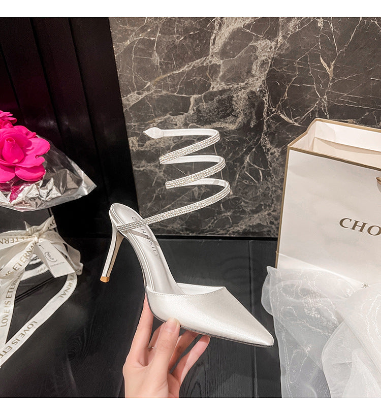 Escarpins à talons aiguilles à lanière en strass