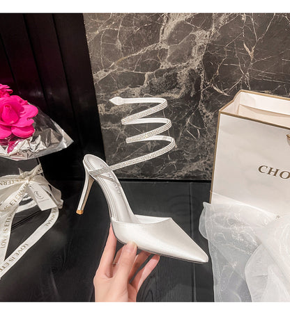 Escarpins à talons aiguilles à lanière en strass