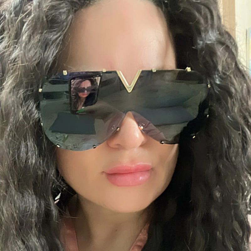 Lunette de soleil V avec rivets en métal - Chic&Shines