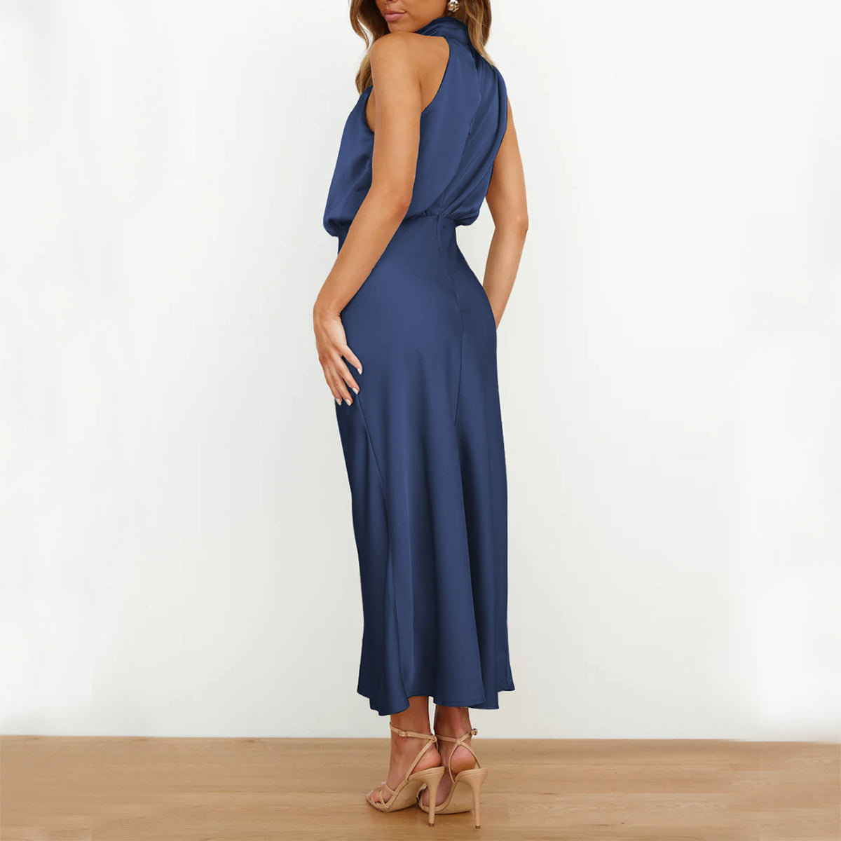 Robe longue col haut sans manches design