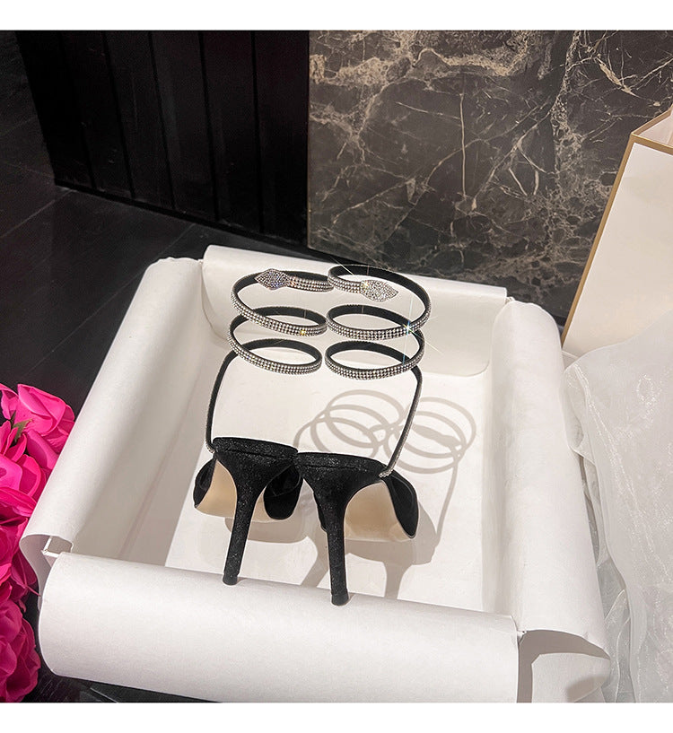 Escarpins à talons aiguilles à lanière en strass