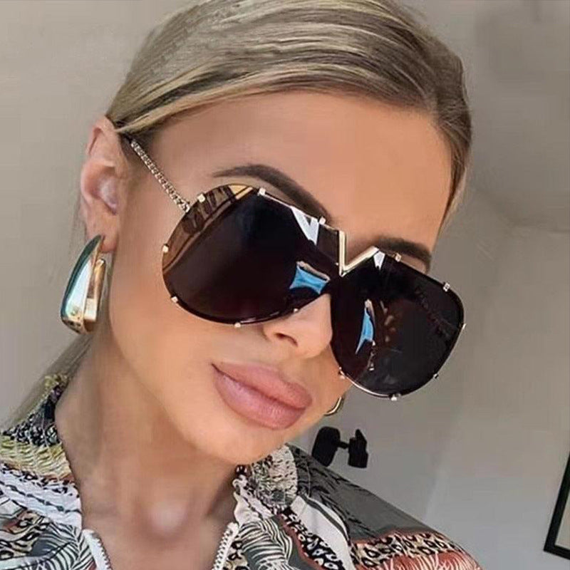 Lunette de soleil V avec rivets en métal - Chic&Shines