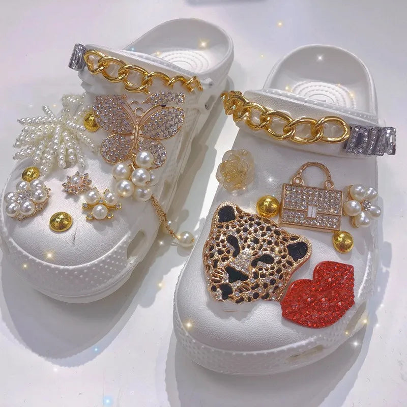 Sandalia Crocs con accesorio decorativo