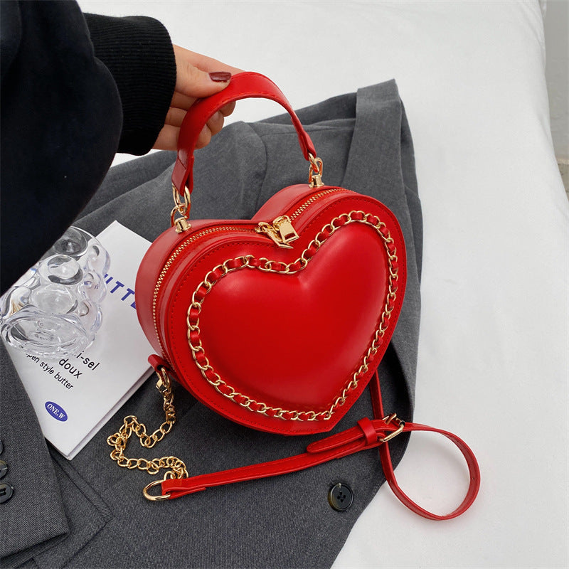 Sac à main bandoulière avec chaîne forme coeur