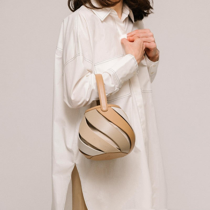 Sac seau cylindrique à coutures matelassées en losanges