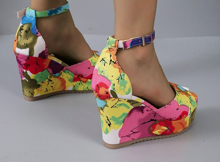 Chaussure compensée à bout ouvert multicolore