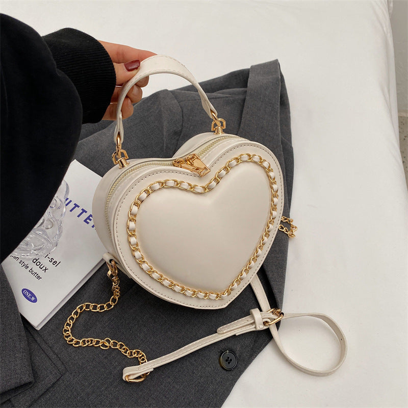 Sac à main bandoulière avec chaîne forme coeur