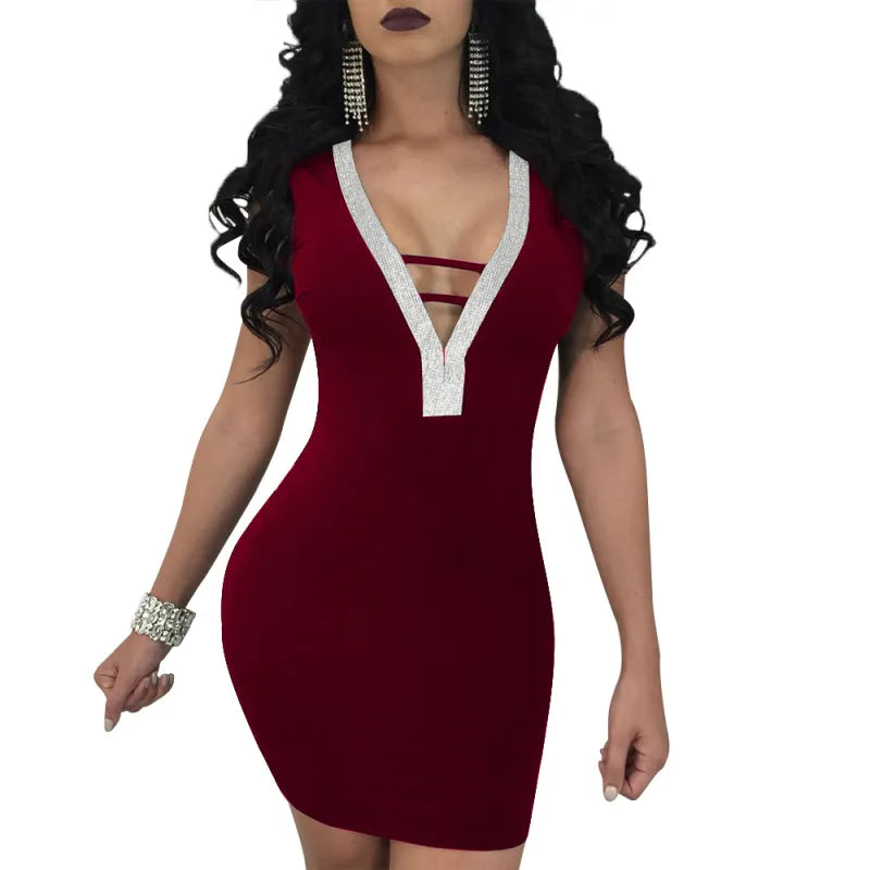 Elégante robe courte moulante col v plongeant dos nu contour strass