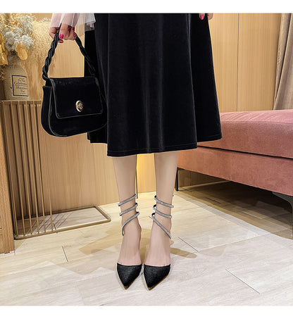 Escarpins à talons aiguilles à lanière en strass