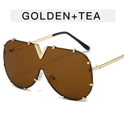 Lunette de soleil V avec rivets en métal - Chic&Shines