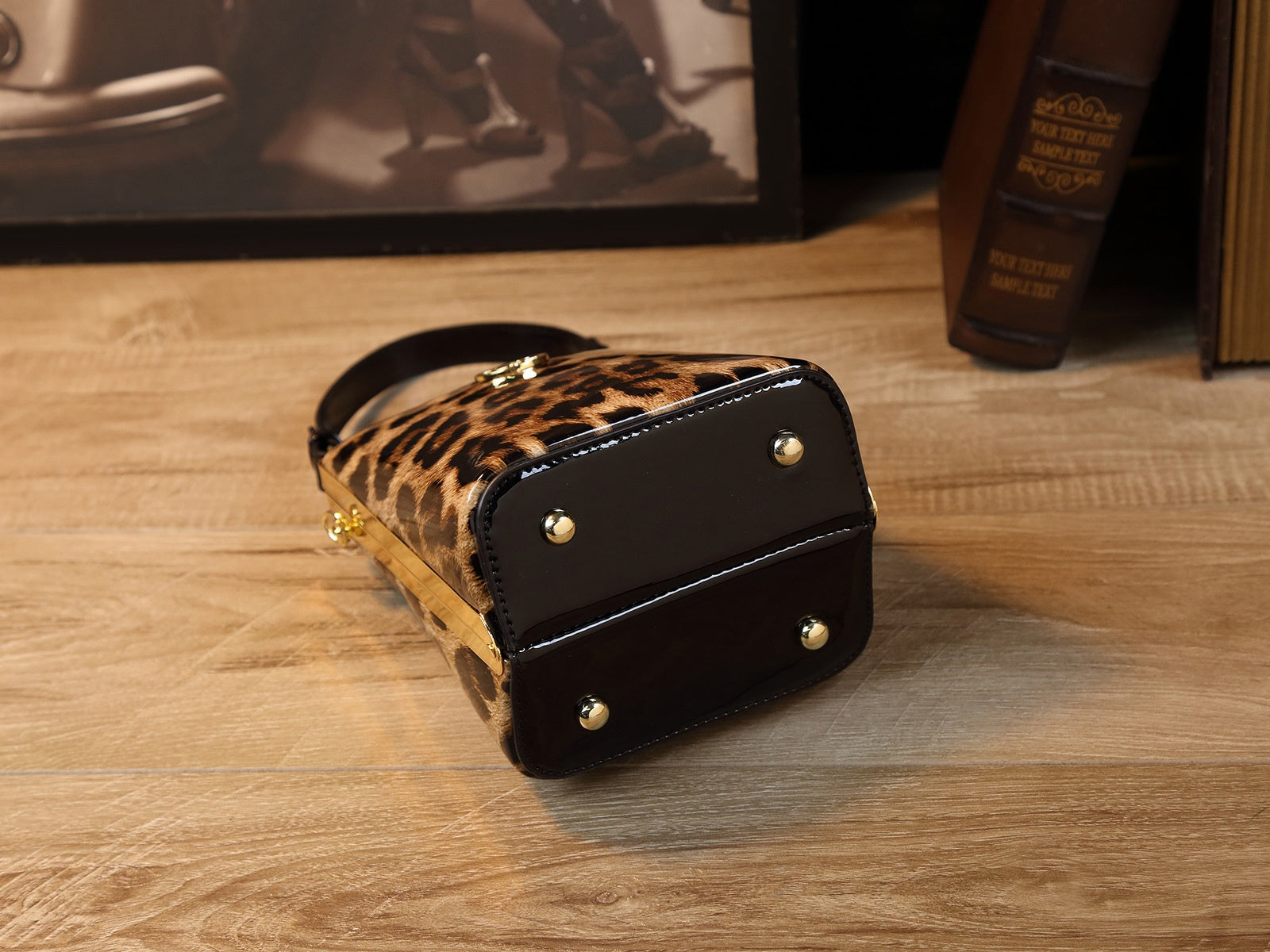 Sac à bandoulière en cuir verni brillant léger et luxueux