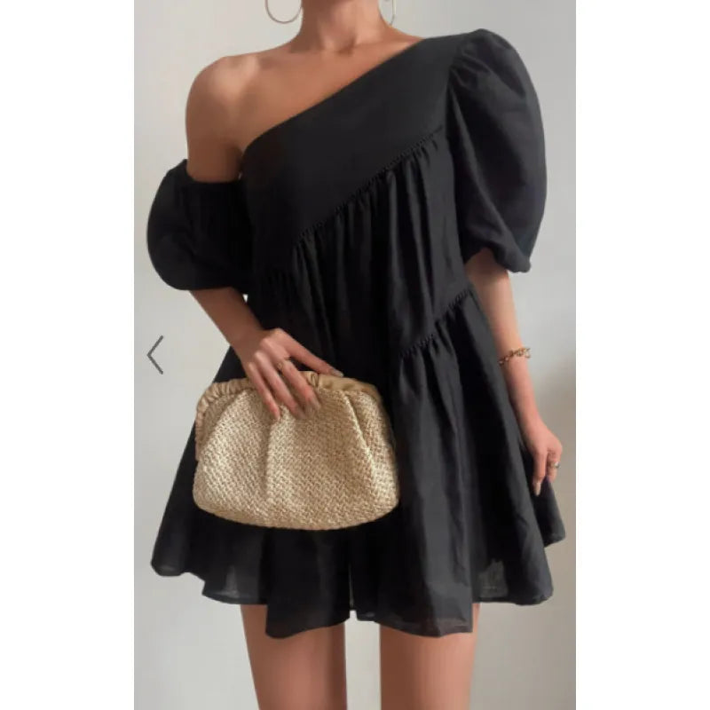 Vestido con hombros en diagonal y mangas cortas abullonadas