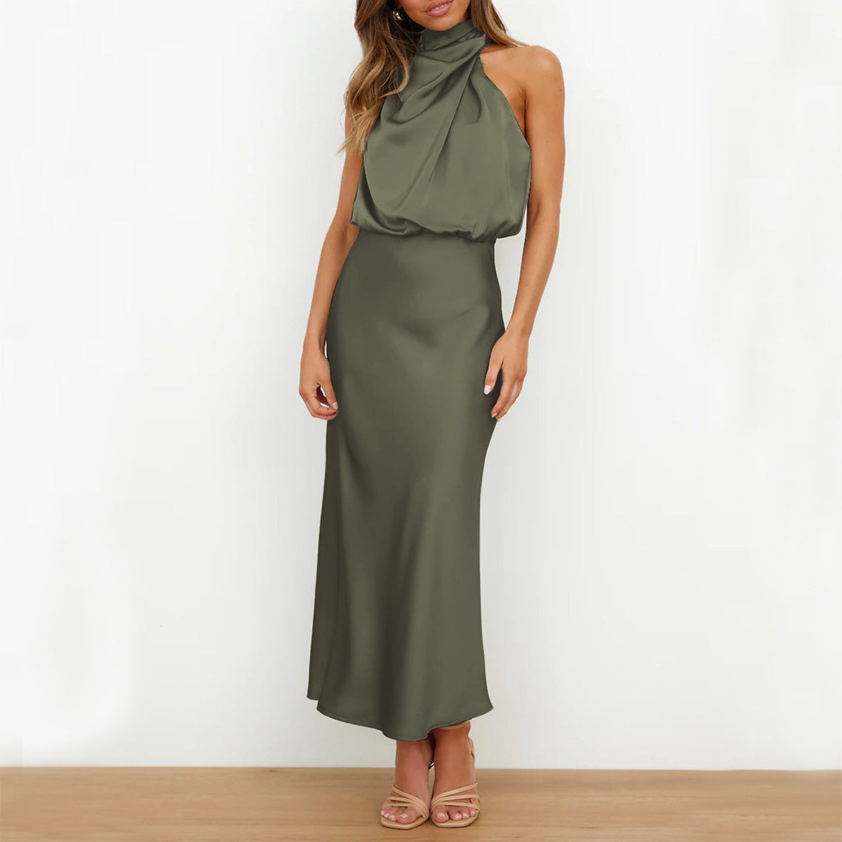 Robe longue col haut sans manches design