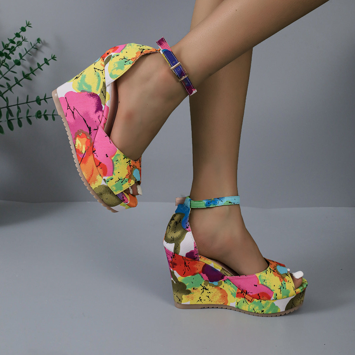 Chaussure compensée à bout ouvert multicolore