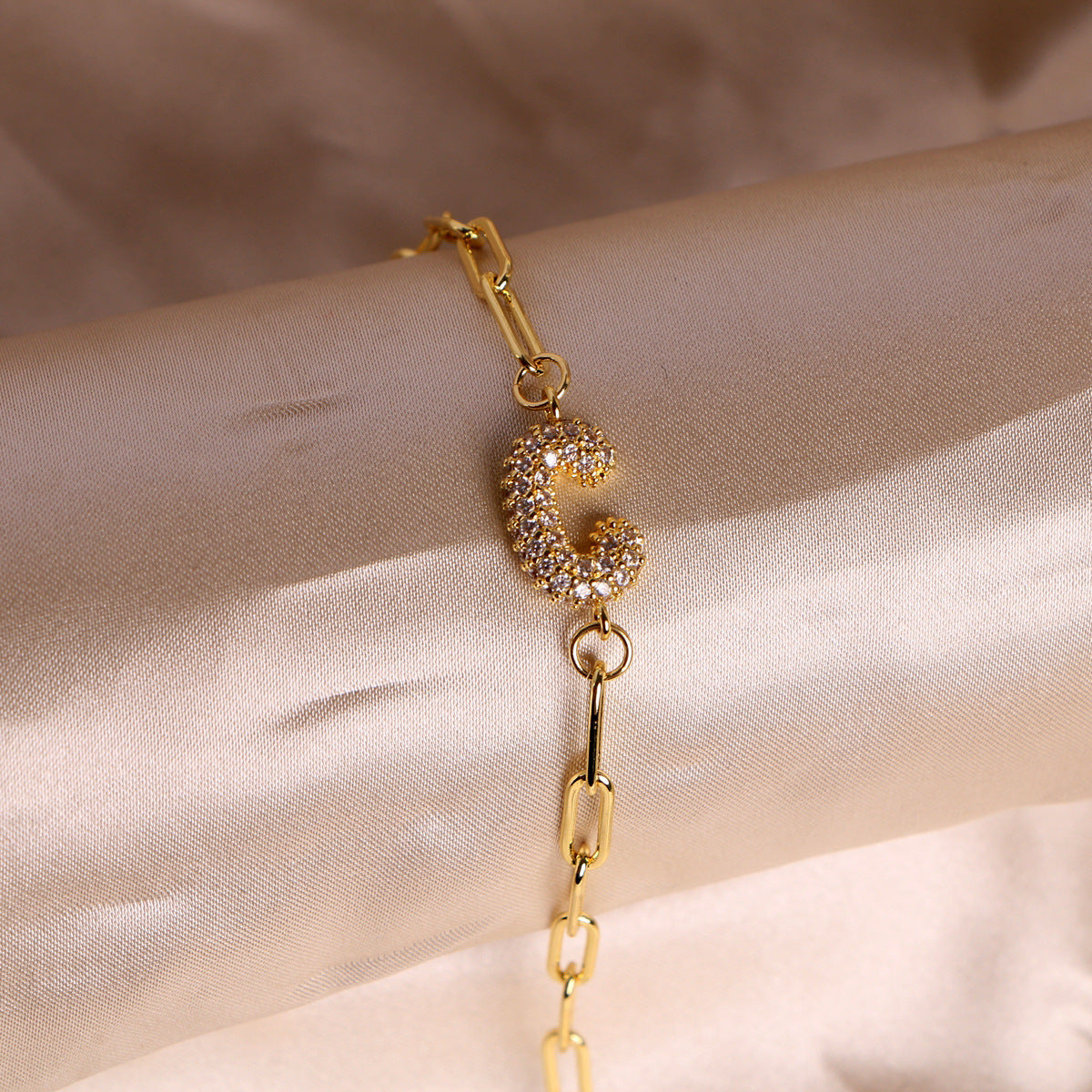 Bracelet clip en zircone pendentif lettre - Chic&Shines