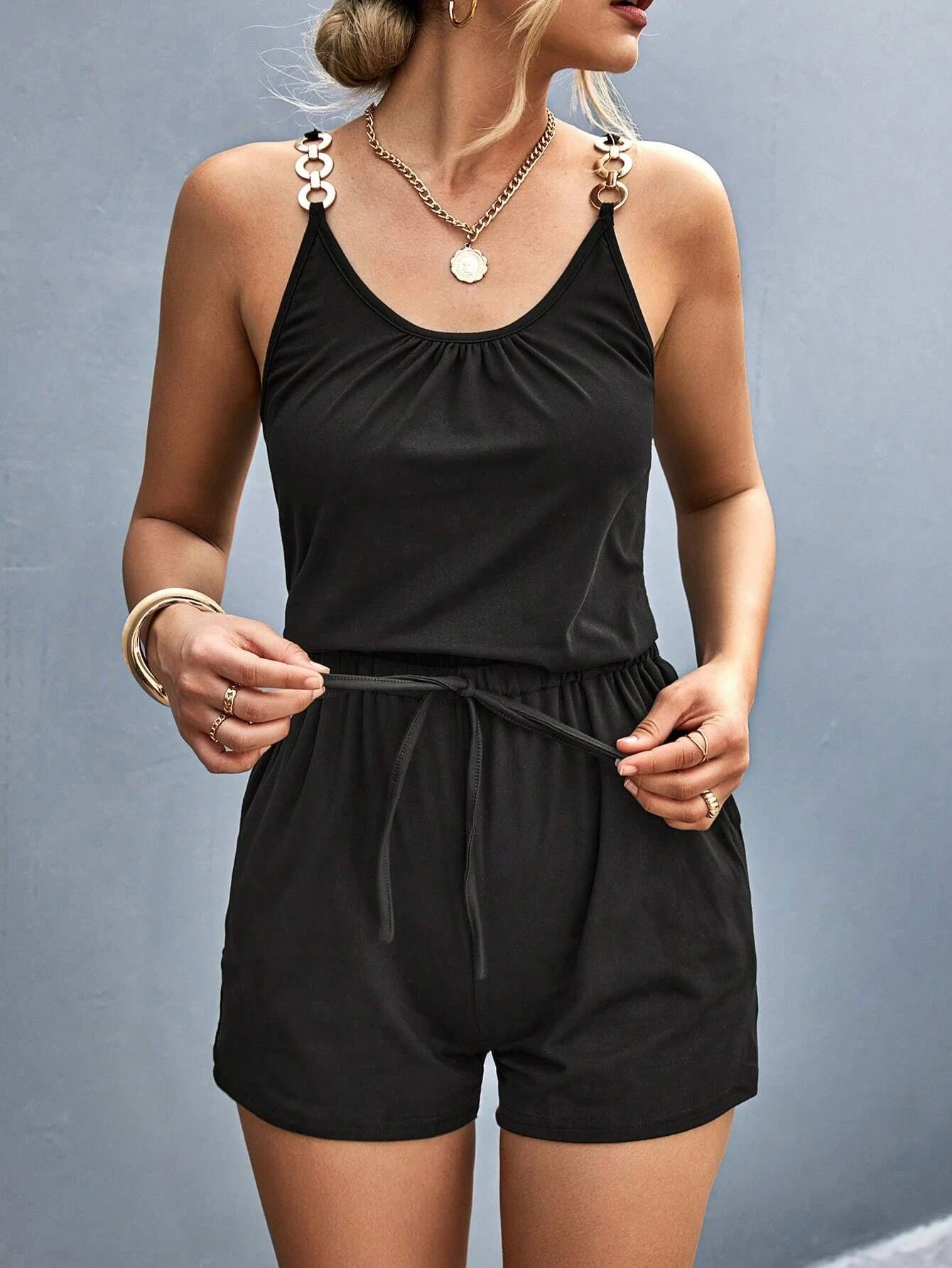 Combinaison short à bretelles métalliques