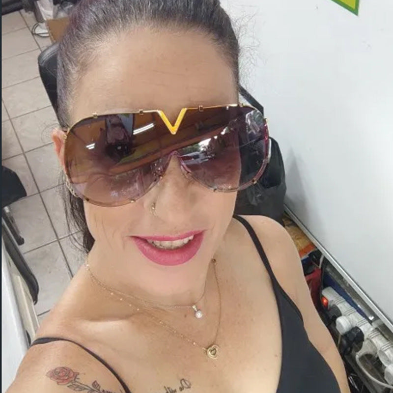 Lunette de soleil V avec rivets en métal - Chic&Shines