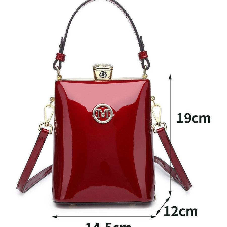 Sac à bandoulière en cuir verni brillant léger et luxueux
