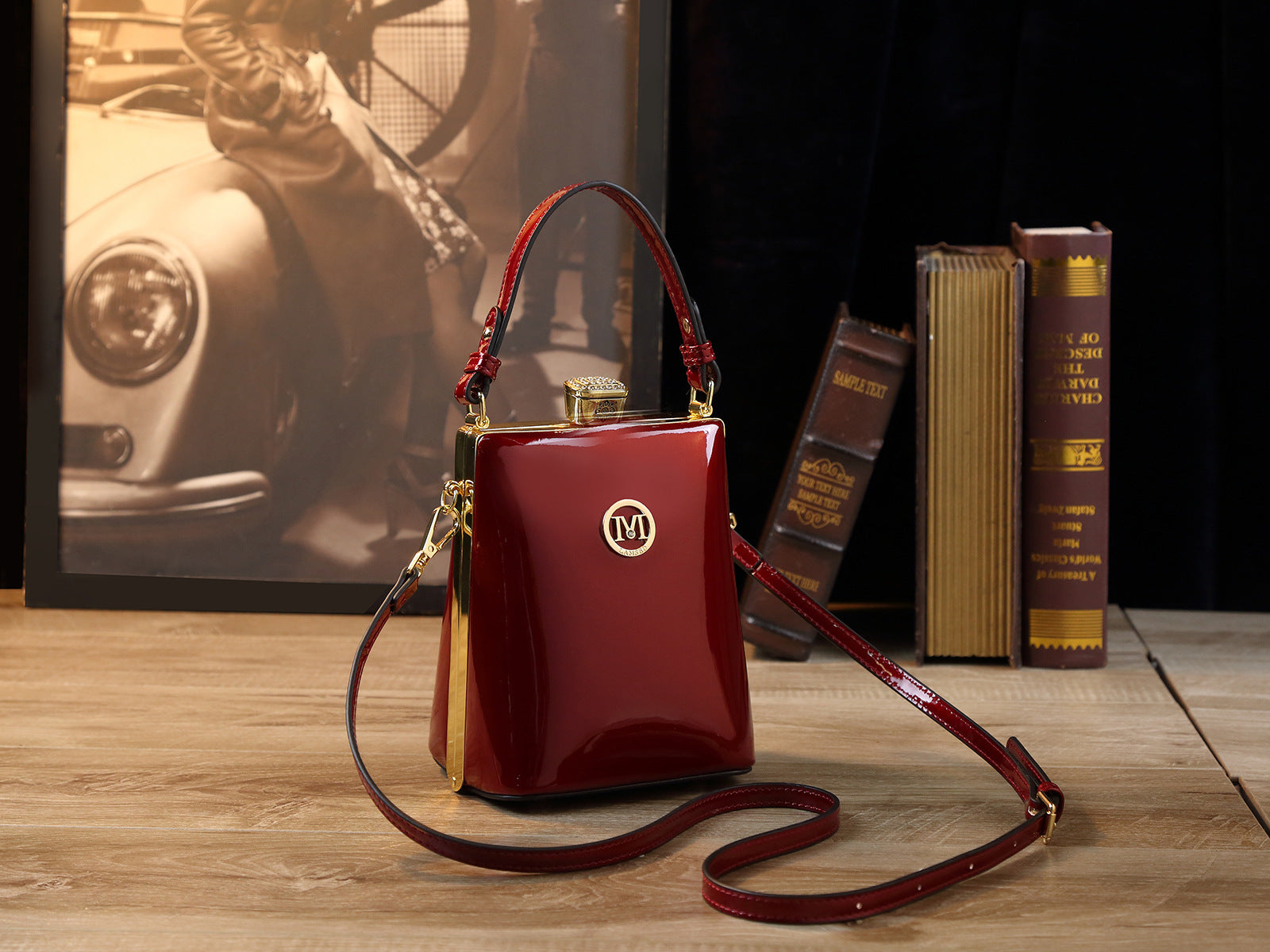 Sac à bandoulière en cuir verni brillant léger et luxueux