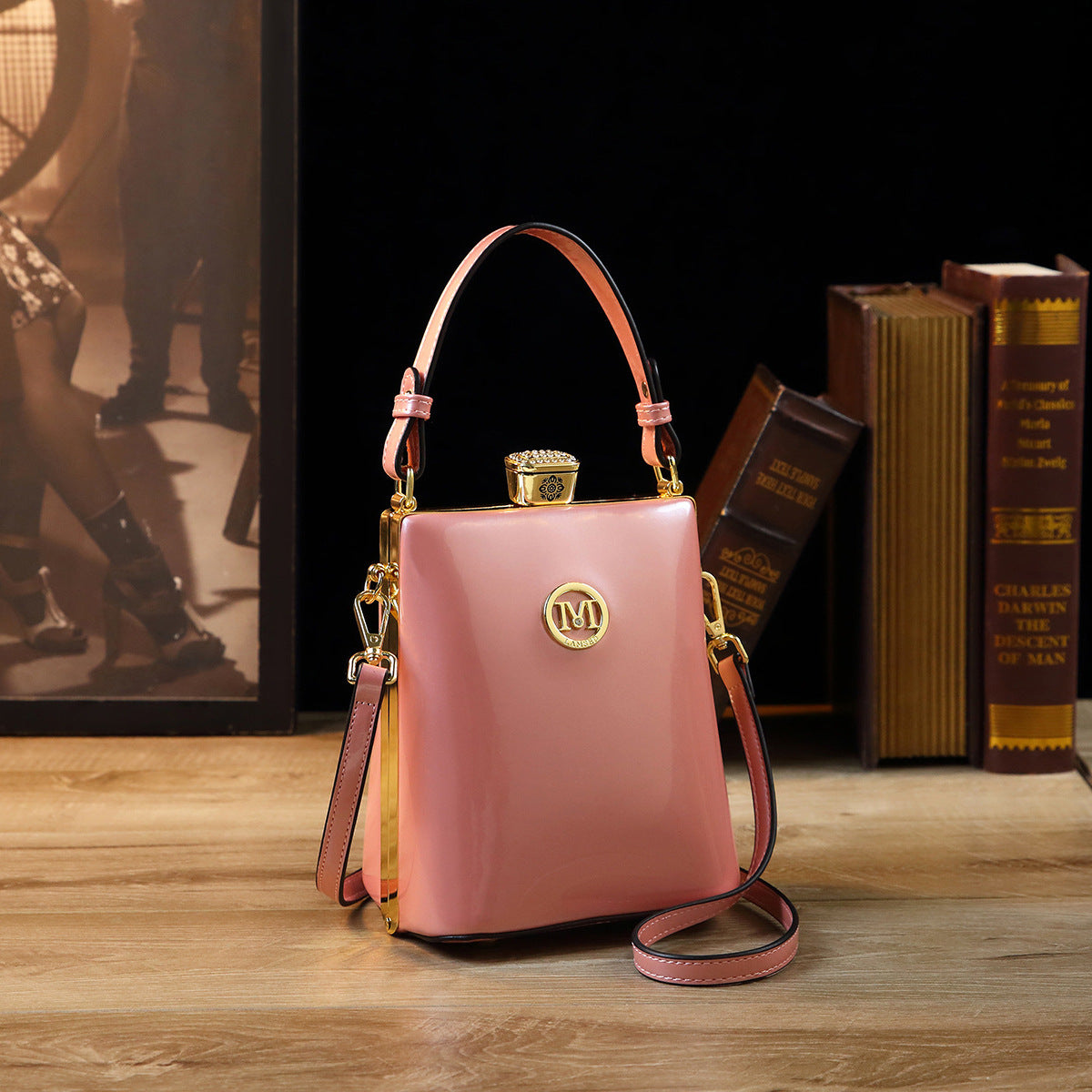 Sac à bandoulière en cuir verni brillant léger et luxueux