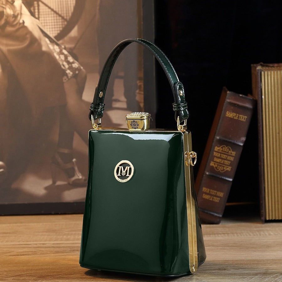 Sac à bandoulière en cuir verni brillant léger et luxueux