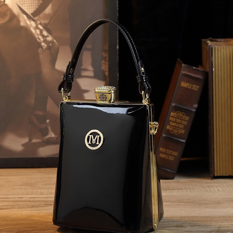 Sac à bandoulière en cuir verni brillant léger et luxueux