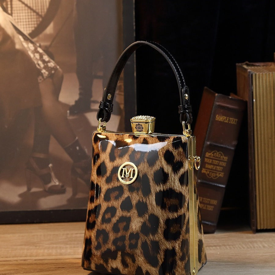 Sac à bandoulière en cuir verni brillant léger et luxueux