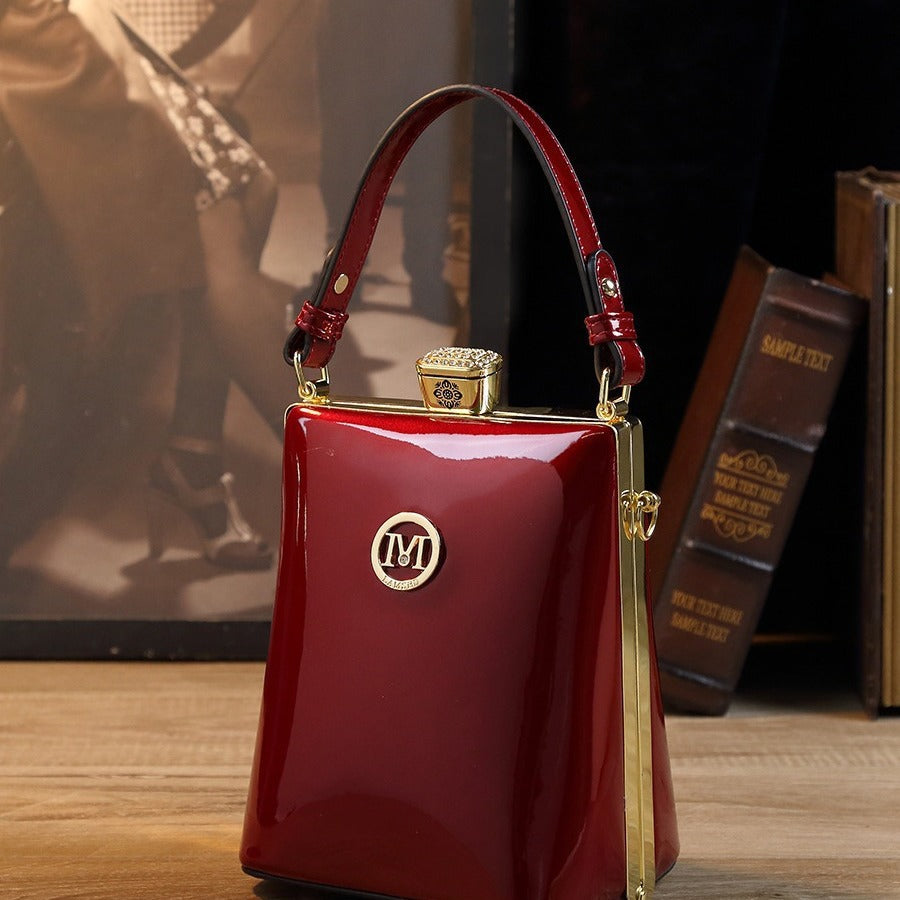 Sac à bandoulière en cuir verni brillant léger et luxueux