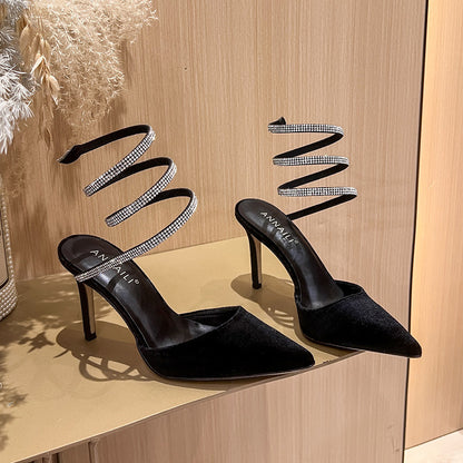 Escarpins à talons aiguilles à lanière en strass