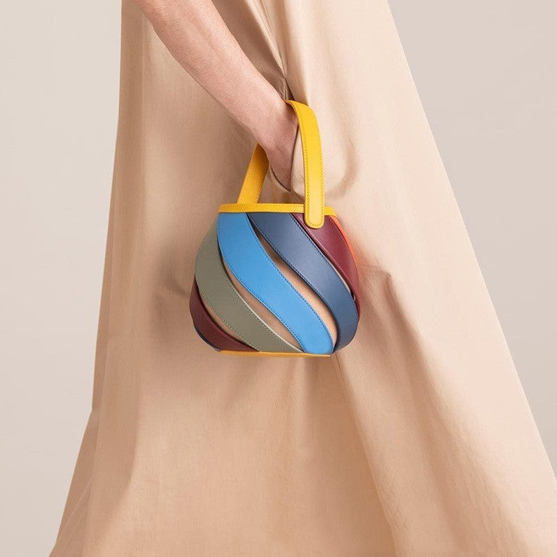 Sac seau cylindrique à coutures matelassées en losanges