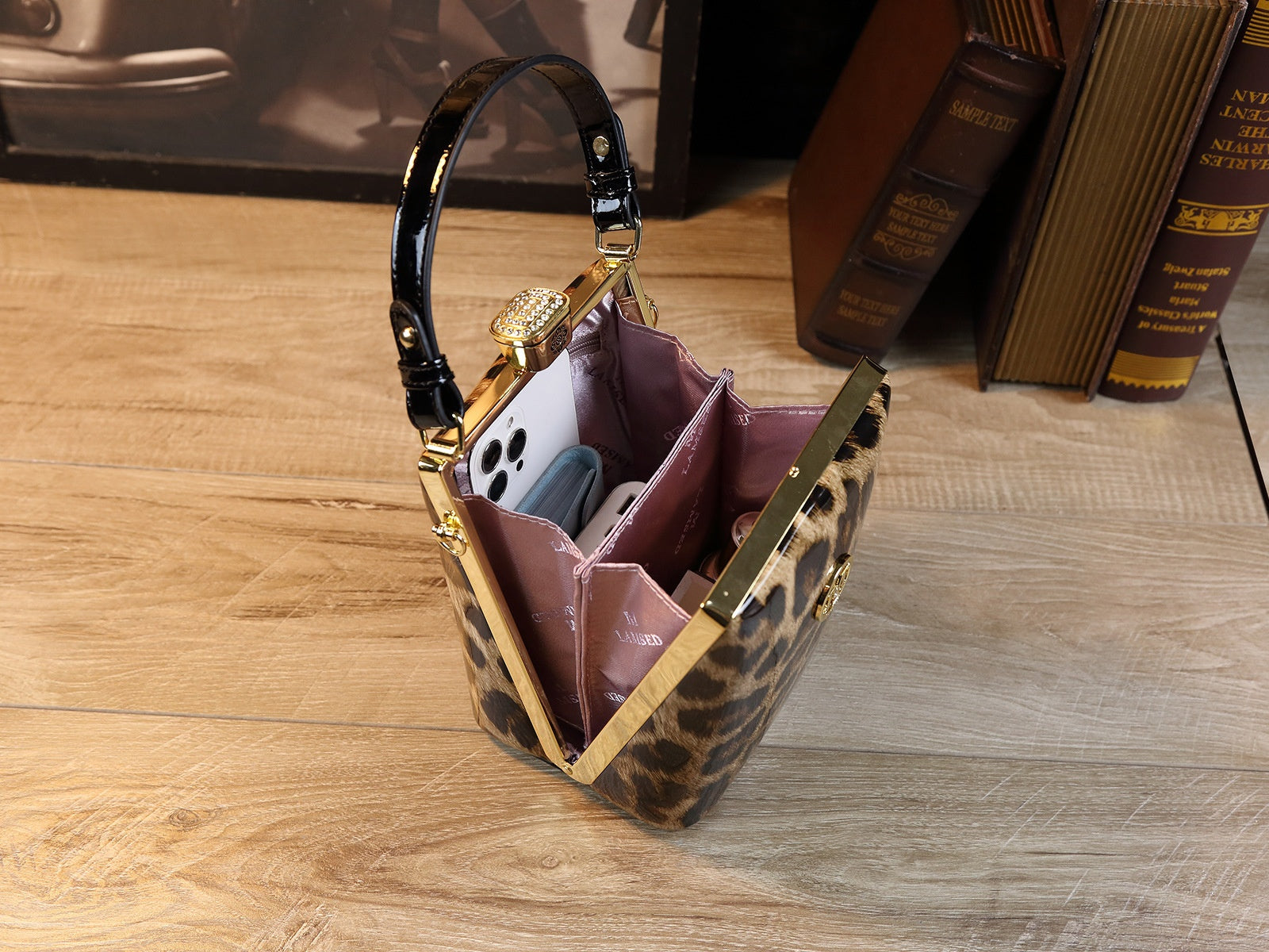 Sac à bandoulière en cuir verni brillant léger et luxueux
